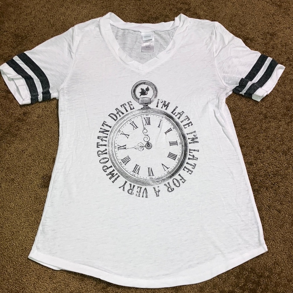 Alice in Wonderland Medium Disney black & white tshirt V neck preowned